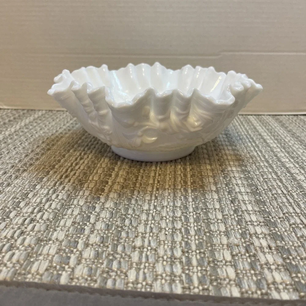 Vintage Milk glass‎ ruffled edge rose pattern bowl